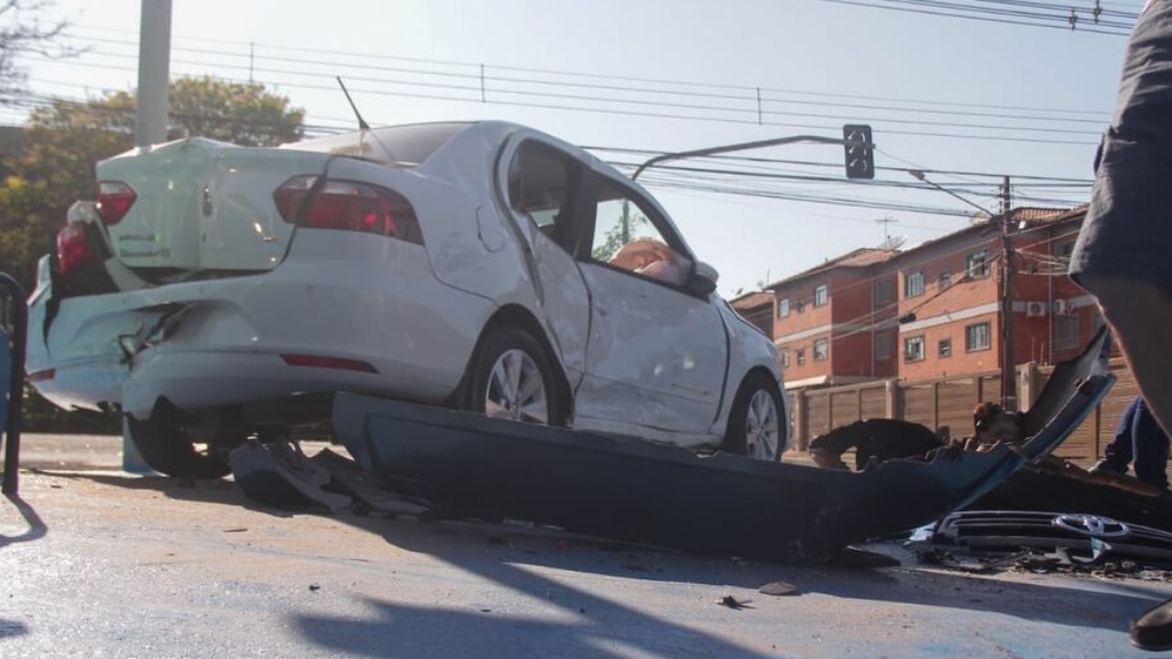 Motorista fura sinal e quase causa acidente grave na Ceará