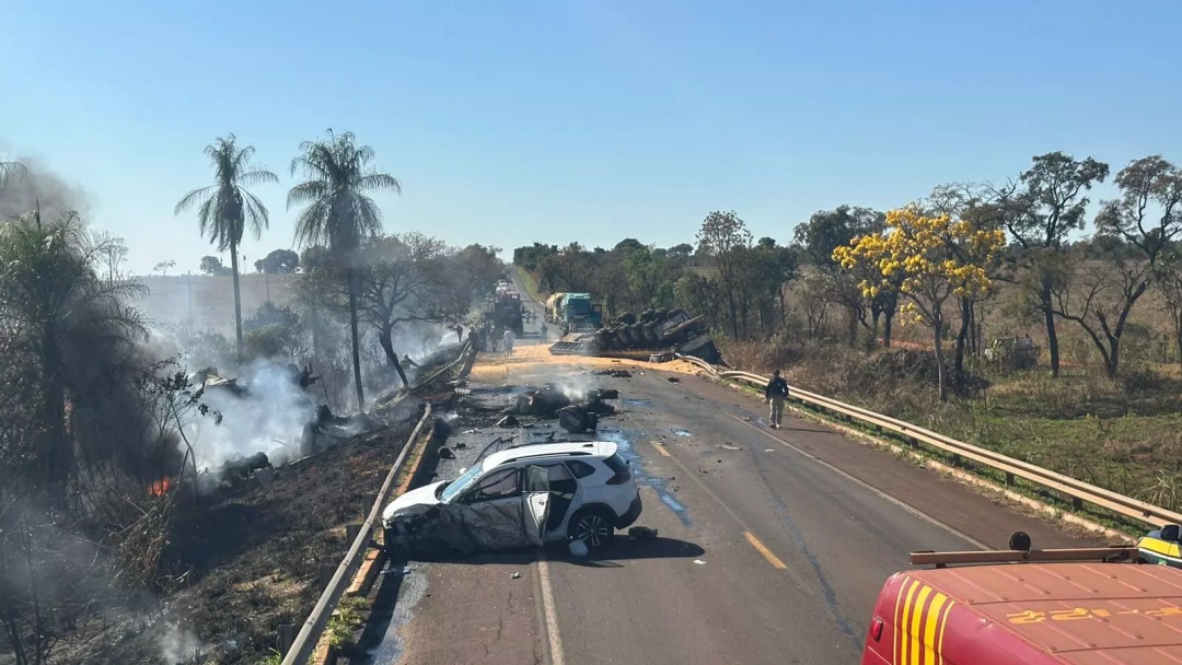Tr&ecirc;s morrem carbonizados em acidente com carretas e carros na BR-267