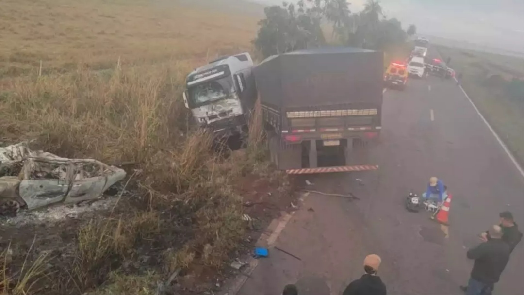 Acidente entre carreta e carro deixa um morto em Tacuru