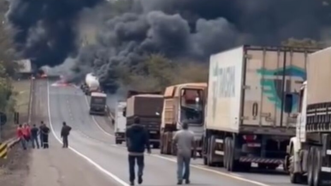 Carretas ficam em chamas ap&oacute;s colis&atilde;o na BR-163