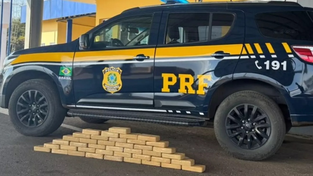 Caminhoneiro tenta dispensar droga e &eacute; preso com 41 kg de coca&iacute;na