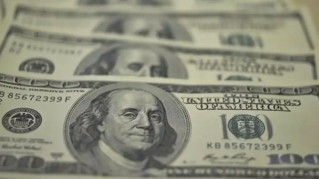 D&oacute;lar tem leve queda com exterior em dia de foco no cen&aacute;rio eleitoral   