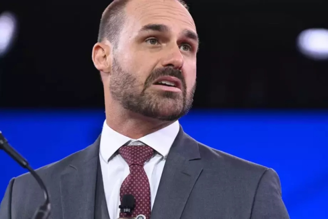Eduardo Bolsonaro pede a Motta para poder exercer mandato dos Estados Unidos   