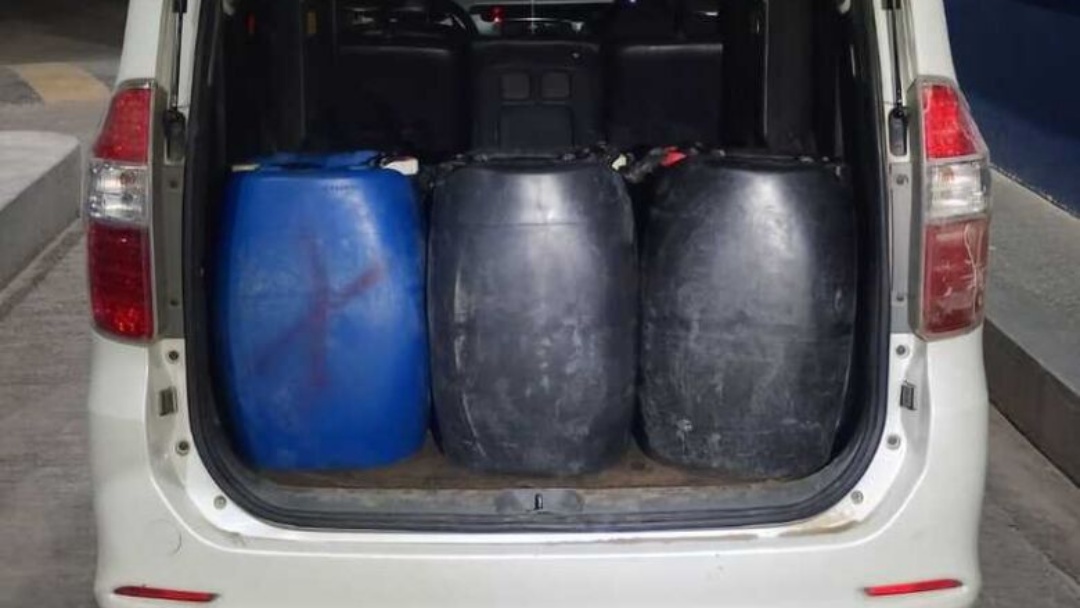 Ve&iacute;culo &eacute; interceptado com 150 litros de combust&iacute;vel de origem estrangeira