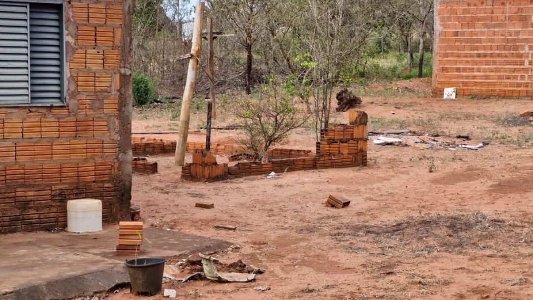 Pol&iacute;cia investiga se m&atilde;e enterrou beb&ecirc; vivo ap&oacute;s parto no banheiro em Anhandu&iacute;   