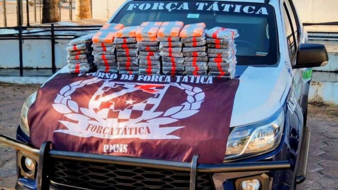 Carro boliviano &eacute; interceptado com quase 70 kg de coca&iacute;na