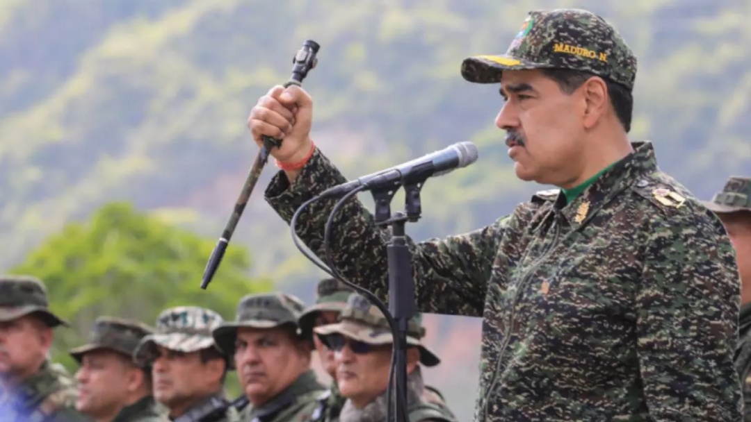 Maduro aparece de farda e se diz pronto para se defender dos EUA