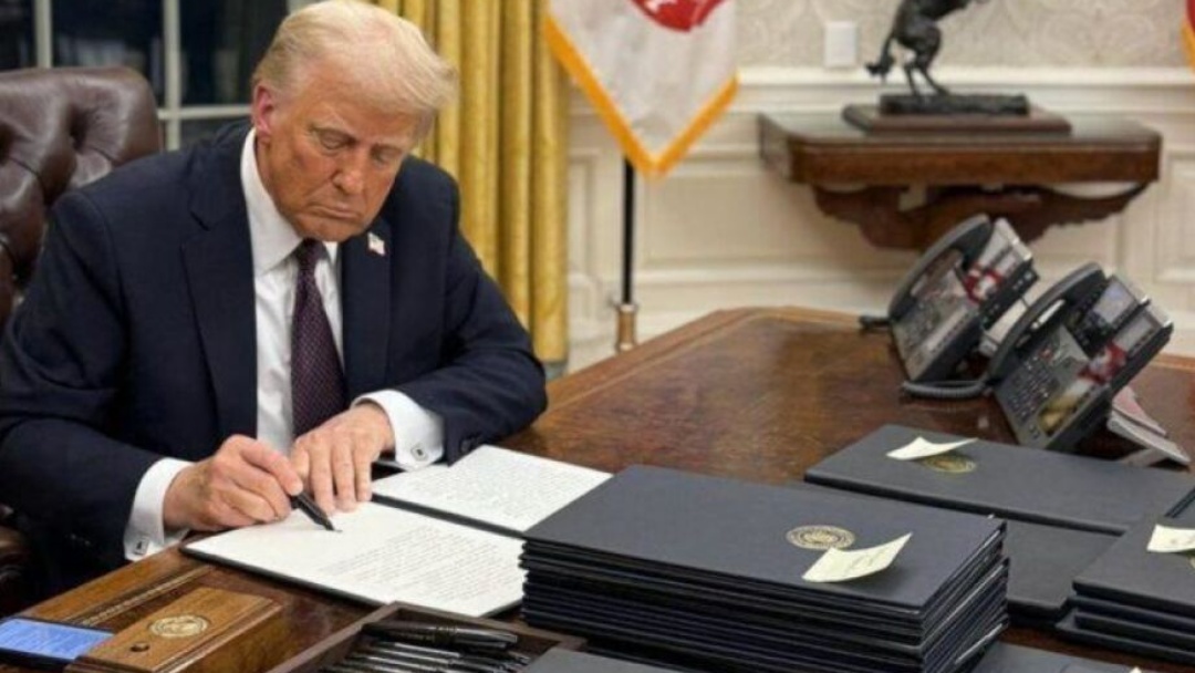 Donald Trump refor&ccedil;a a defesa do voto em c&eacute;dula de papel e fim do sistema por correio