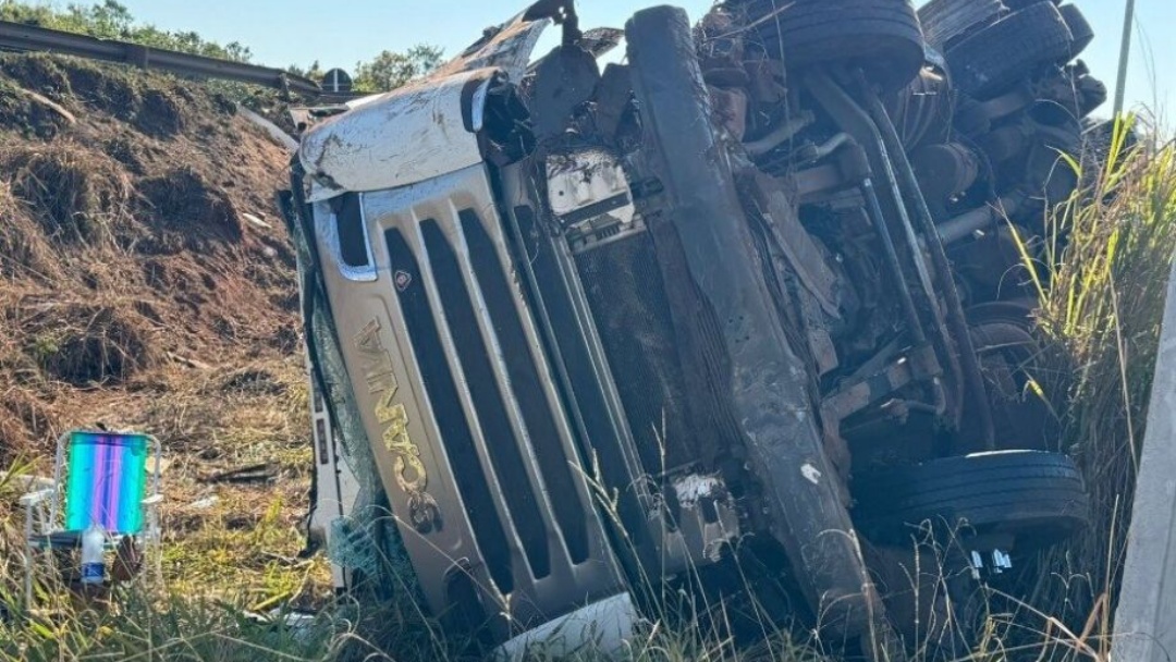 Carreta de combust&iacute;vel tomba depois de batida em rodovia