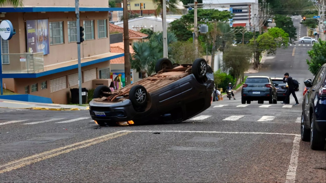 Acidente em cruzamento no Jardim dos Estados termina com carro capotado em Campo Grande