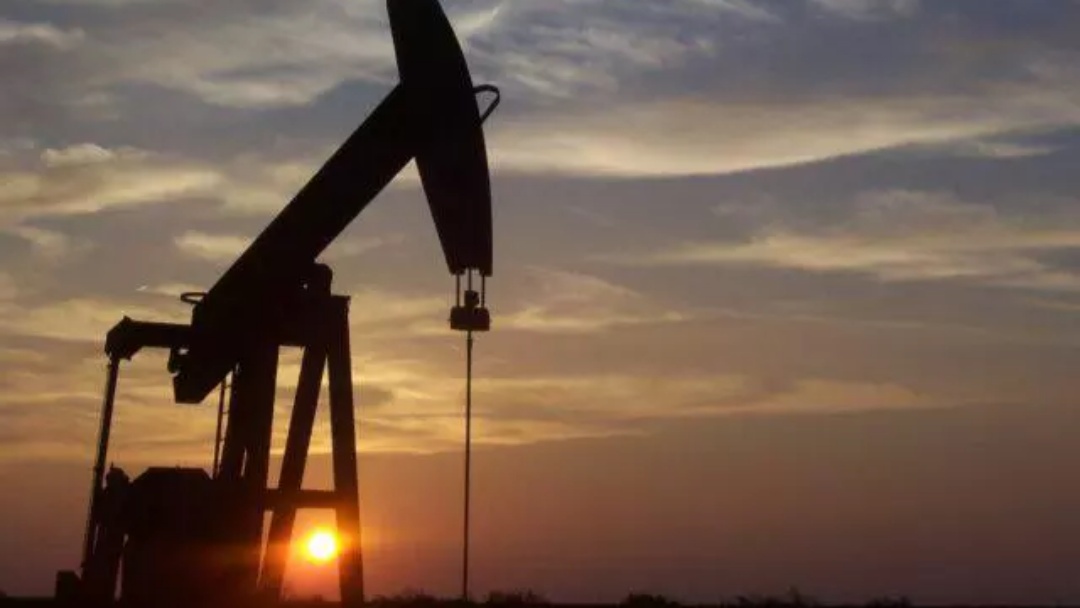 Petr&oacute;leo fecha em alta, com preocupa&ccedil;&otilde;es de oferta da R&uacute;ssia e expectativa de demanda da China