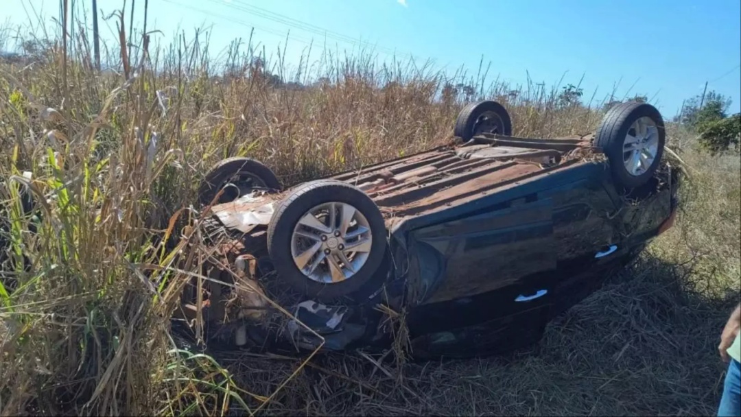 Empres&aacute;rio e esposa ficam feridos ap&oacute;s carro capotar v&aacute;rias vezes na MS-338