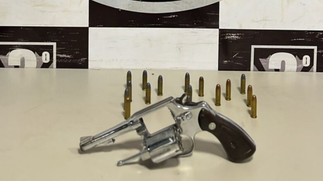 Idoso é preso dormindo dentro de caminhonete com revólver