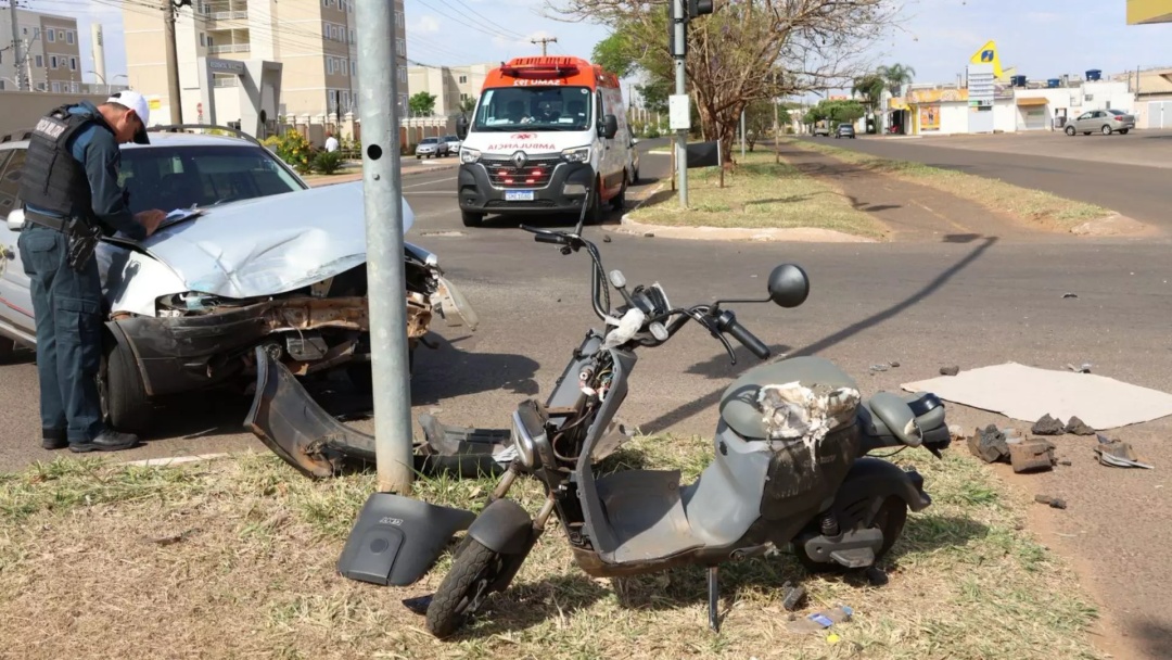 Tr&ecirc;s pessoas ficam feridas em acidente envolvendo moto el&eacute;trica no S&atilde;o Conrado
