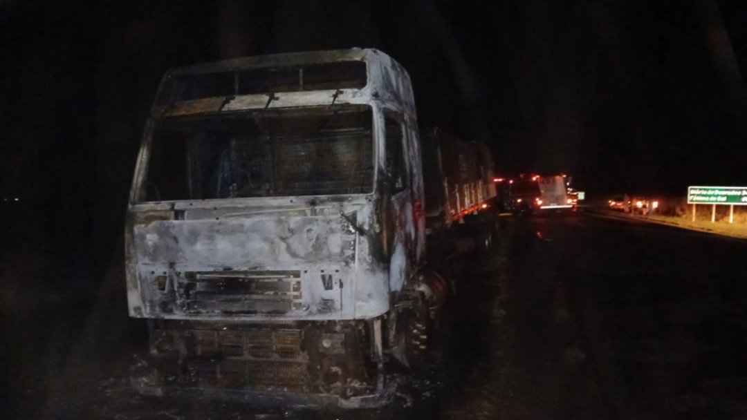 Caminh&atilde;o pega fogo e chamas atingem vegeta&ccedil;&atilde;o e lavoura na BR-376, em Ivinhema  