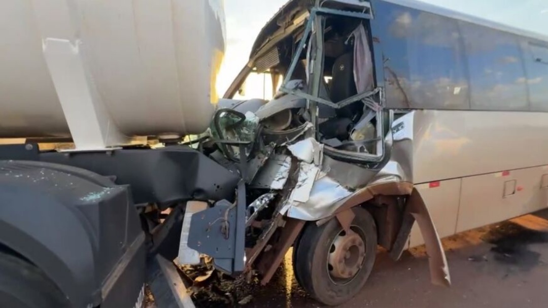 Micro-&ocirc;nibus com pacientes de Coronel Sapucaia se envolve em engavetamento na BR-163   