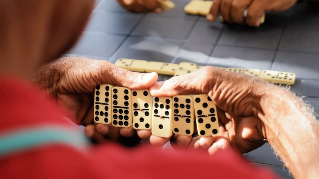Briga durante partida de domin&oacute; acaba em trag&eacute;dia: homem &eacute; morto a facadas no peito 