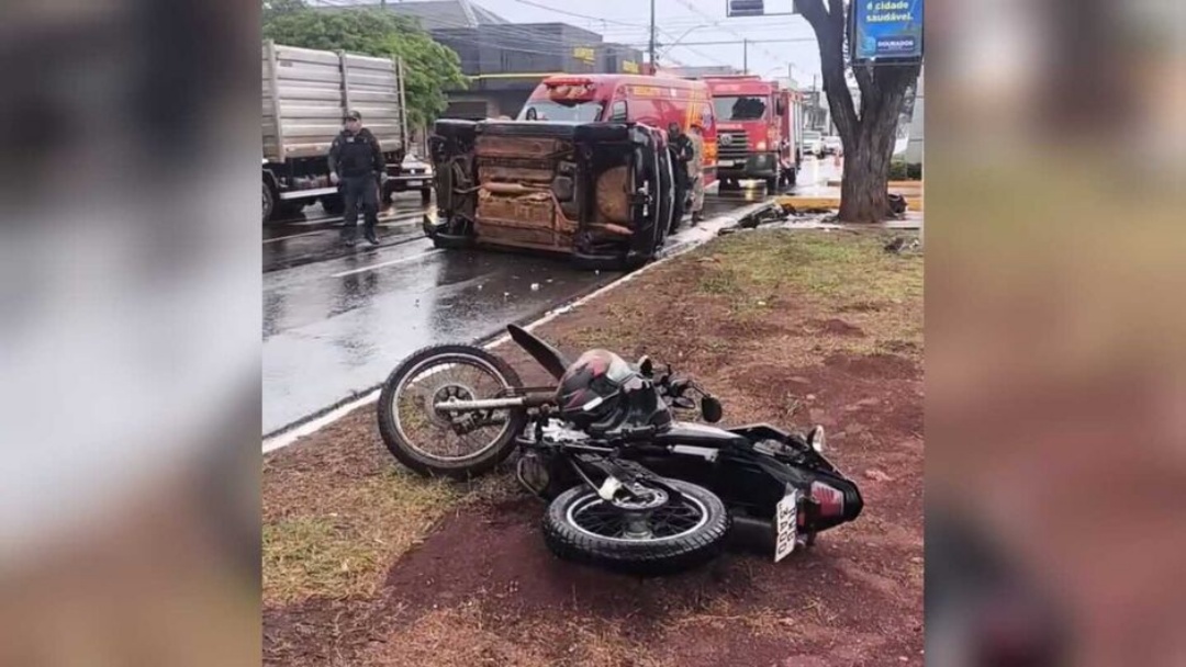 Motociclista &eacute; socorrido em estado grave ap&oacute;s acidente em Dourados  