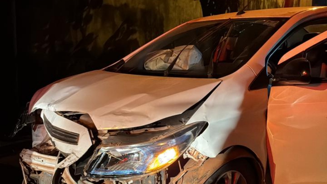 Jovens entram em carro de aplicativo, esfaqueiam motorista que bate o carro em carreta