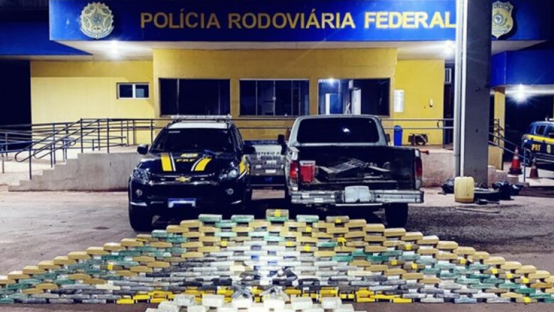 Dupla &eacute; presa com drogas e armas; passageiro tinha mandado em aberto