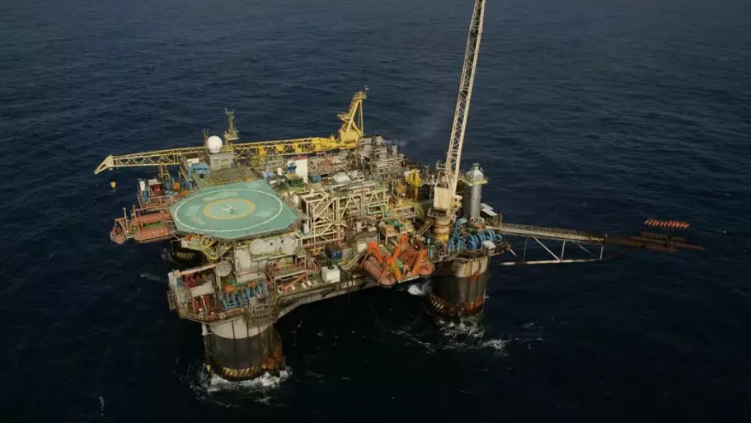 Petr&oacute;leo fecha em alta com risco geopol&iacute;tico ap&oacute;s ataque de Israel contra Hamas 