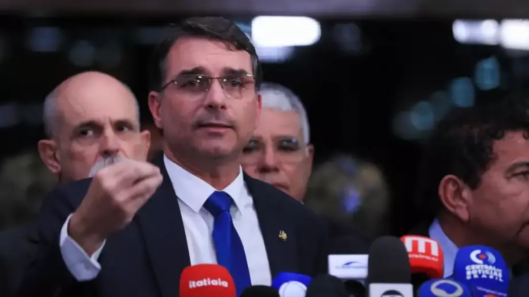 Senador Fl&aacute;vio Bolsonaro ataca Alexandre de Moraes ap&oacute;s voto para condenar Bolsonaro   