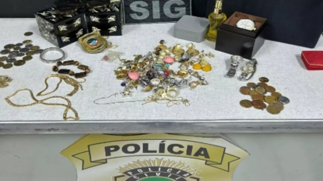 Com tornozeleira eletr&ocirc;nica, ladr&atilde;o invade casa e furta mais de R$ 65 mil em joias em Navira&iacute;