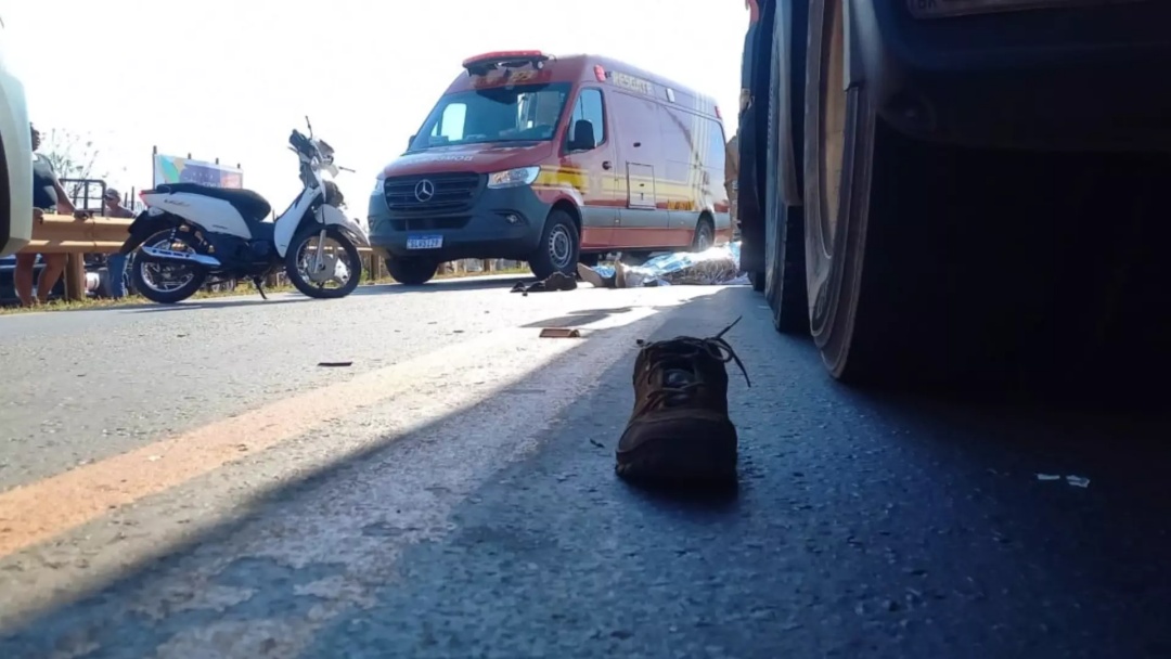 Motociclista que morreu na BR-262 tentou ultrapassagem ao bater em carreta