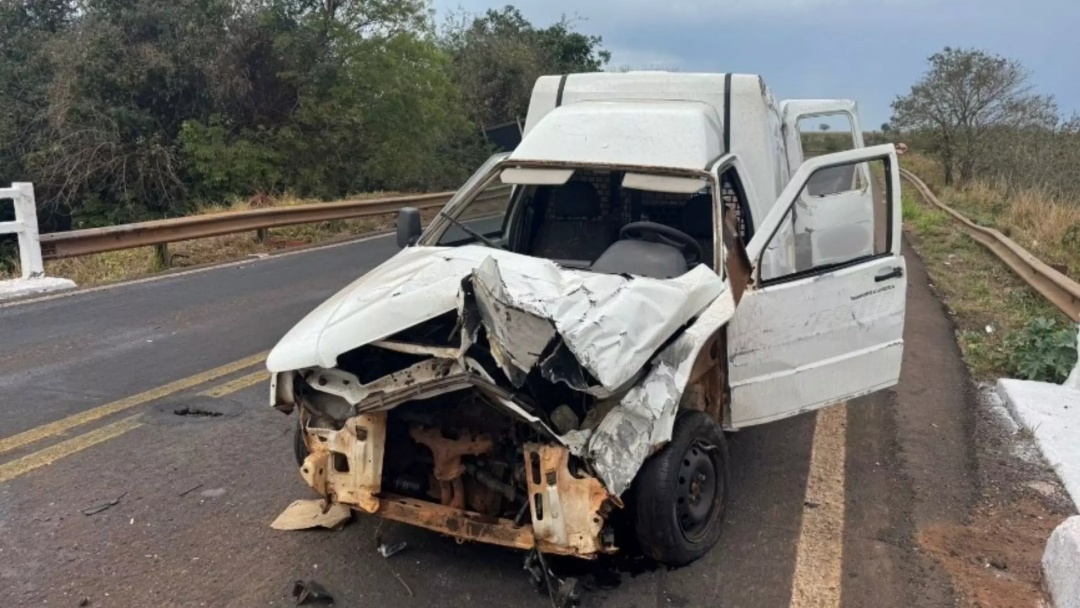 Motorista perde controle da dire&ccedil;&atilde;o, bate em guard rail e encomendas ficam espalhadas na BR-376