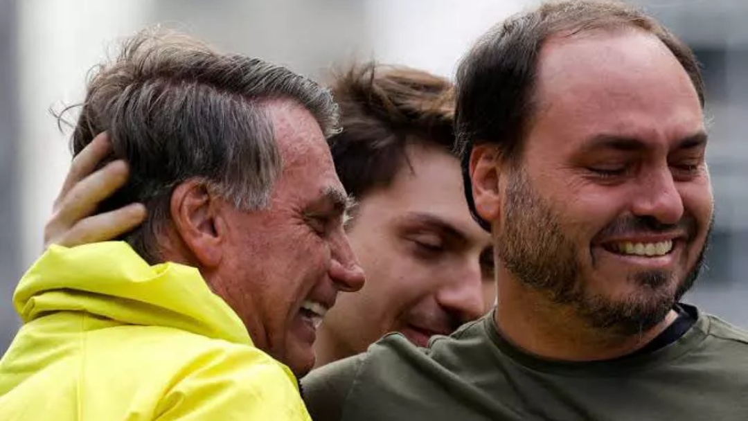 Carlos Bolsonaro ironiza Mauro Cid ap&oacute;s condena&ccedil;&atilde;o no STF