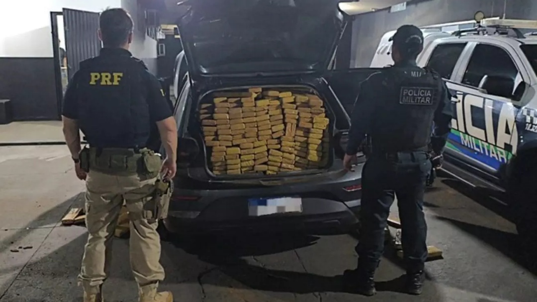 PRF e PM apreendem 1,3 tonelada de maconha após fuga na BR-267