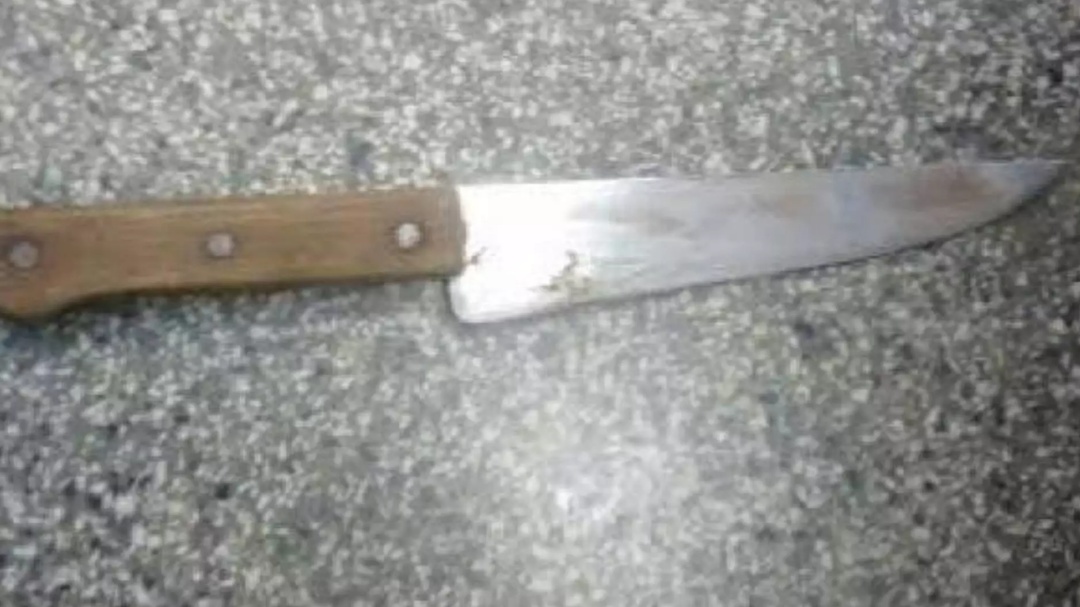 Mulher &eacute; ferida durante briga na Vila Carvalho e l&acirc;mina de faca fica presa em seu abd&ocirc;men