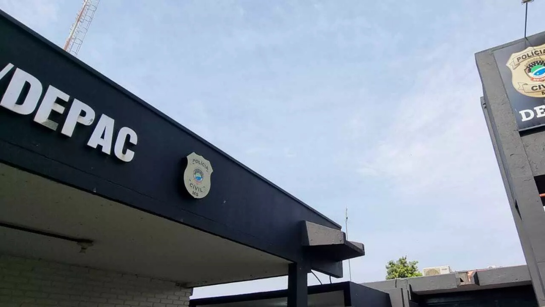 Casal &eacute; conduzido &agrave; delegacia em Dourados ap&oacute;s agress&otilde;es e pol&iacute;cia encontrar arma de fogo