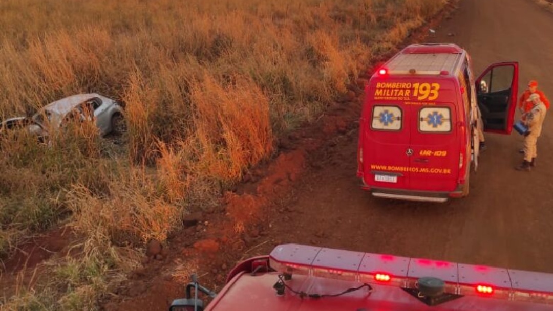 Capotamento mata mulher e deixa homem e adolescente feridos 