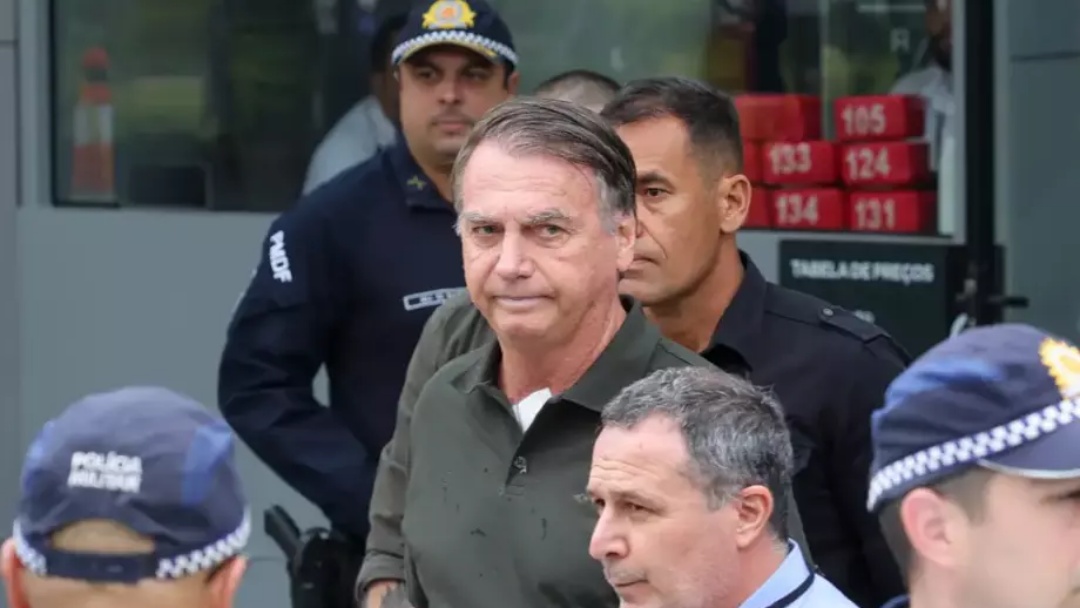 Jair deixa o hospital após passar por procedimentos médicos