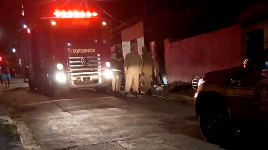 Ladr&atilde;o coloca fogo em casa ap&oacute;s ser impedido de furtar fios 