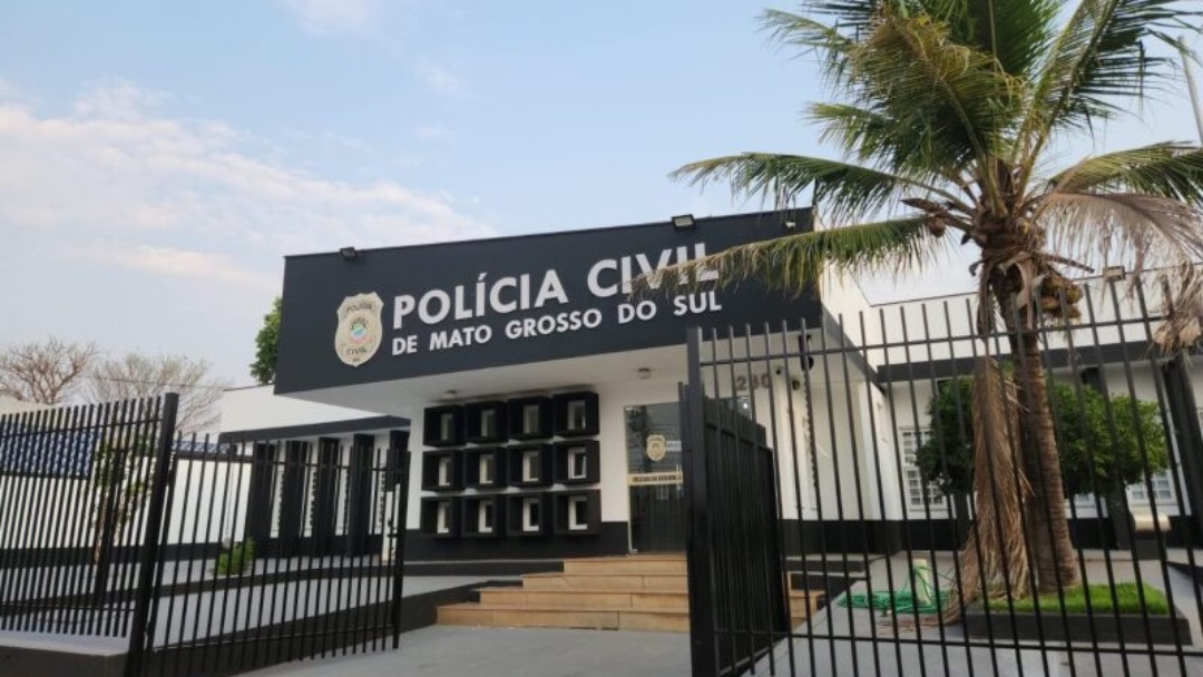 Homem &eacute; esfaqueado em estabelecimento comercial