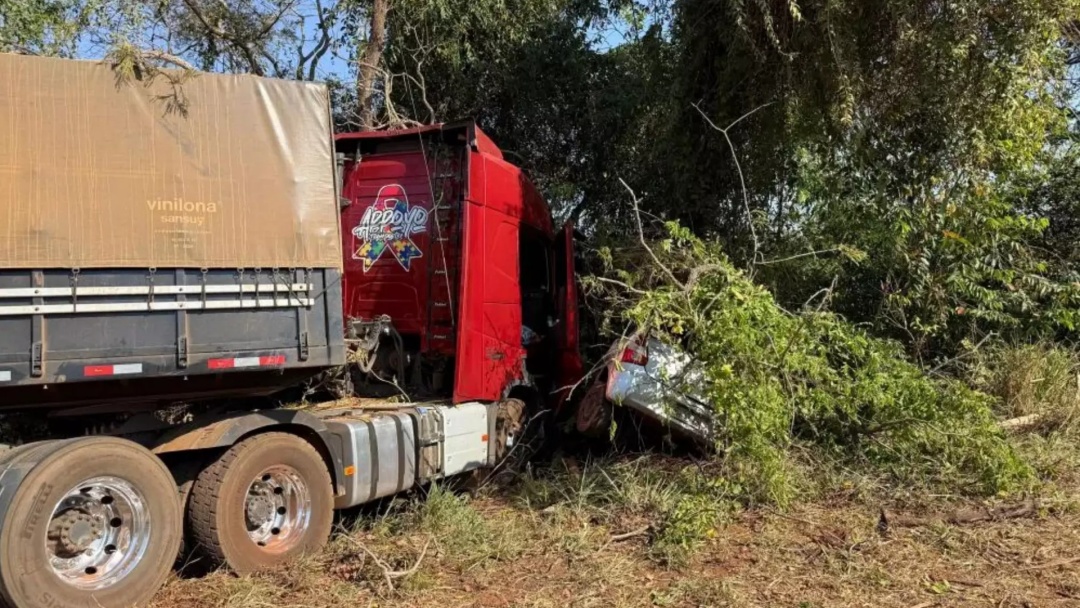Convers&atilde;o na BR-267 acaba em morte de idoso ap&oacute;s batida entre carro e caminh&atilde;o