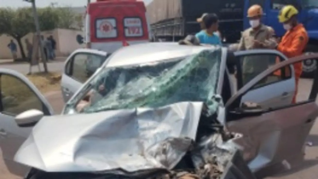 Acidente entre carreta e carro deixa motorista com graves ferimentos