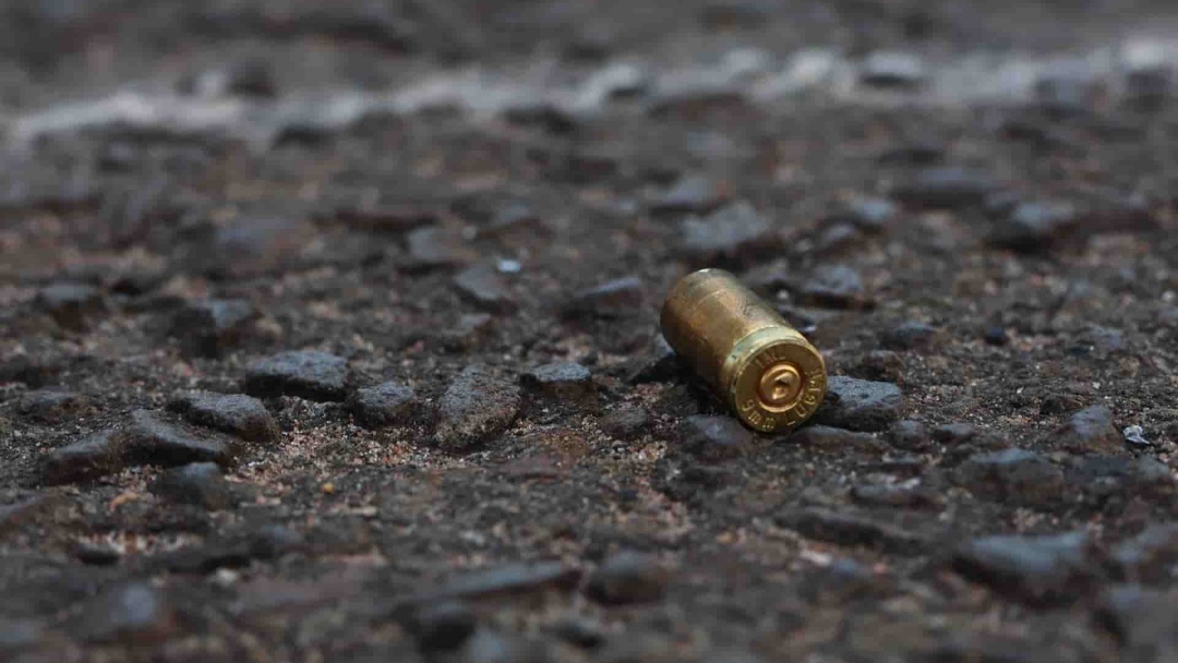 Em surto, homem tenta atacar policiais com canivete e acaba ferido a tiro em Campo Grande