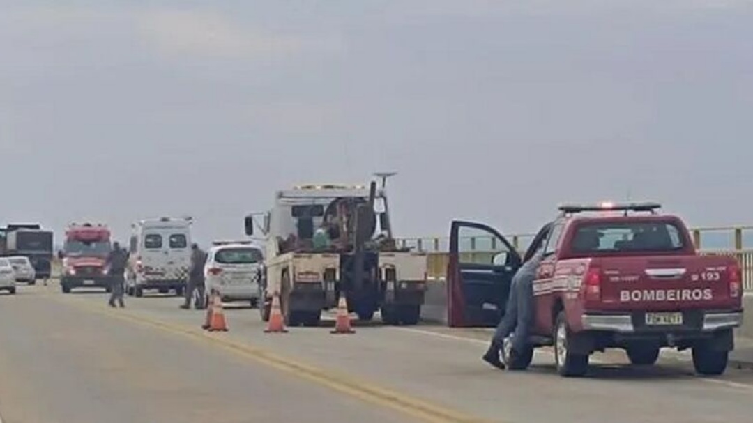 Homem &eacute; resgatado com vida ao cair de ponte na divisa de MS com SP   