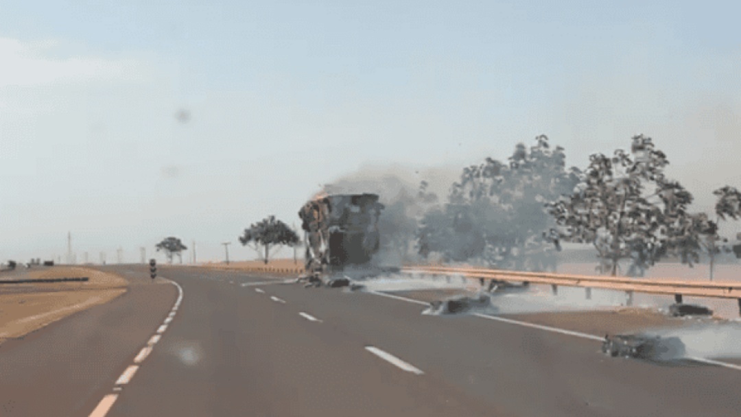 Carreta com carga de algod&atilde;o pega fogo e inc&ecirc;ndio interdita parte da BR-163