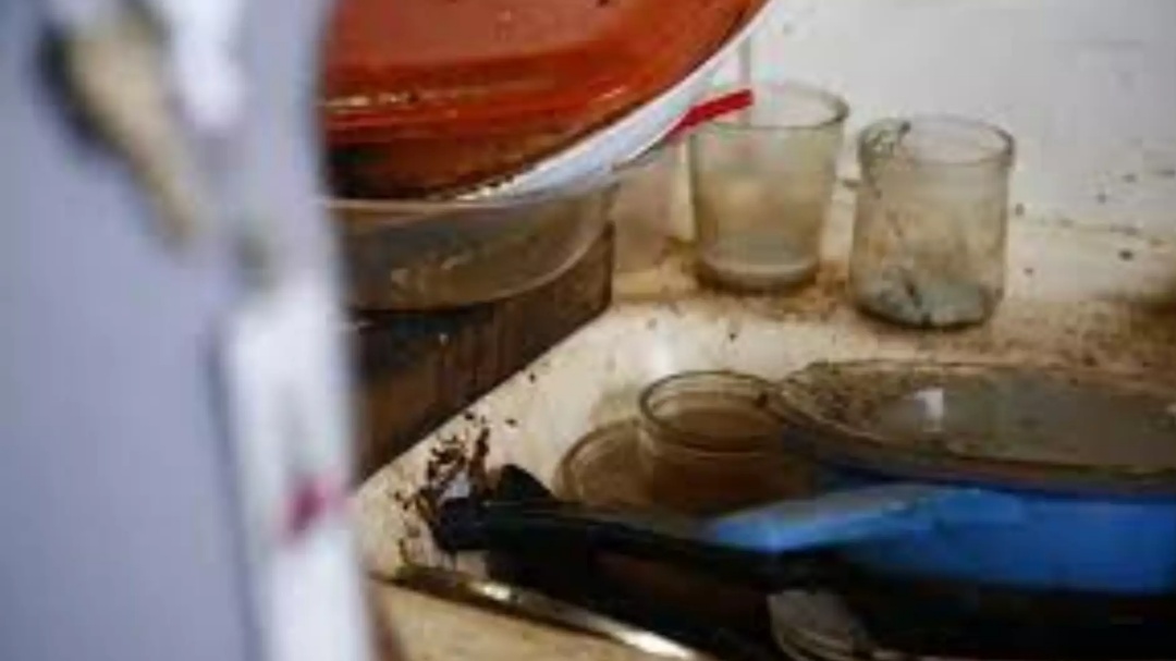 M&atilde;e &eacute; presa ap&oacute;s crian&ccedil;a de 9 anos ser encontrada abandonada em casa insalubre em Campo Grande