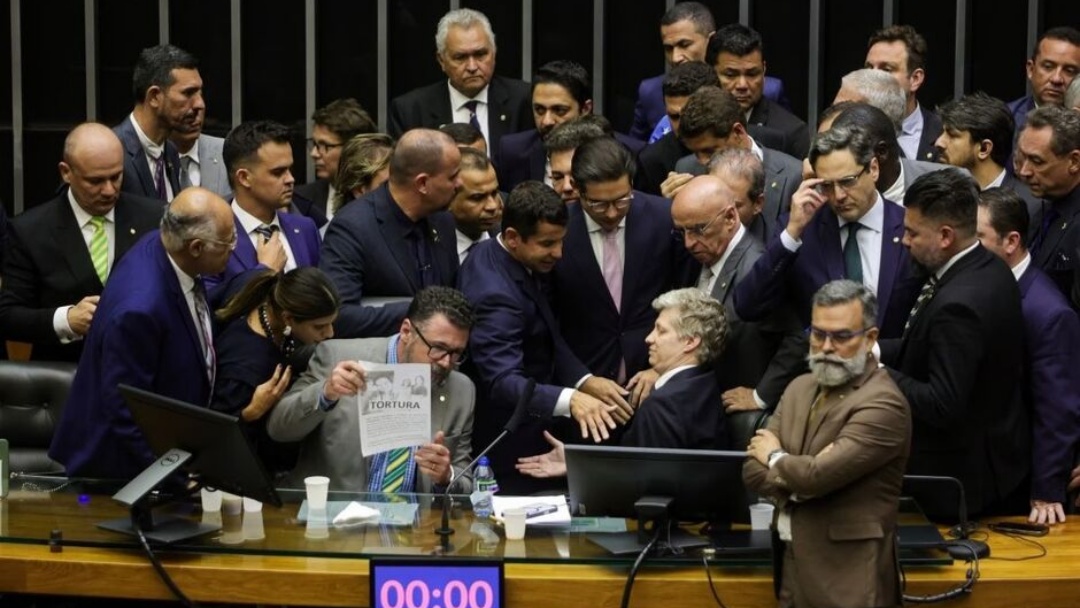 Pollon deve ser afastado por 120 dias por obstruir mesa diretora da C&acirc;mara  