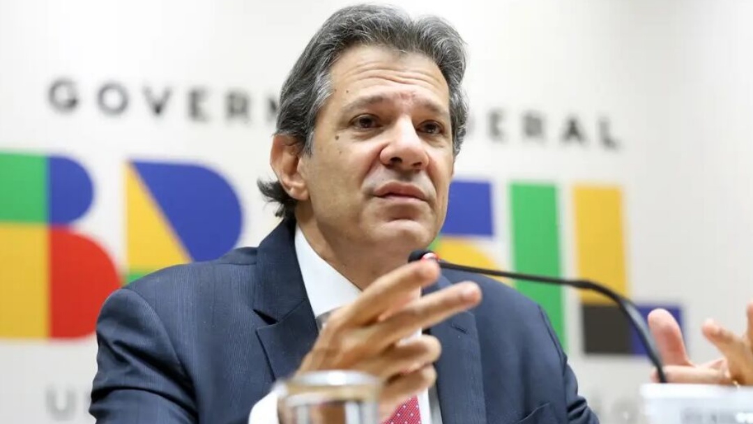 Haddad diz que n&atilde;o ir&aacute; aos EUA e que fica no Brasil por poss&iacute;vel vota&ccedil;&atilde;o da isen&ccedil;&atilde;o do IR   