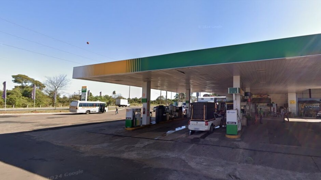 Caminhoneiro &eacute; esfaqueado pelas costas durante briga em posto de combust&iacute;vel  