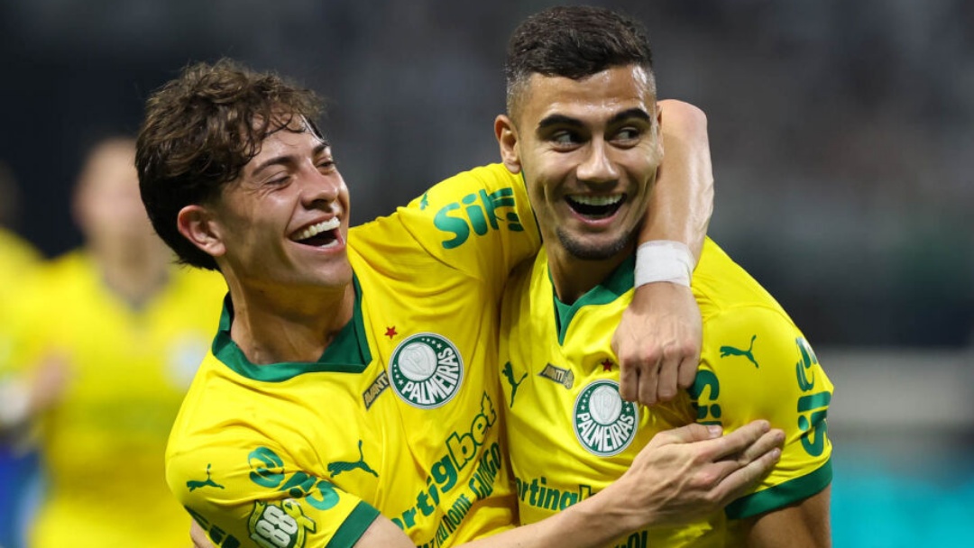 Palmeiras goleia Fortaleza e segue na cola do Flamengo no Brasileir&atilde;o