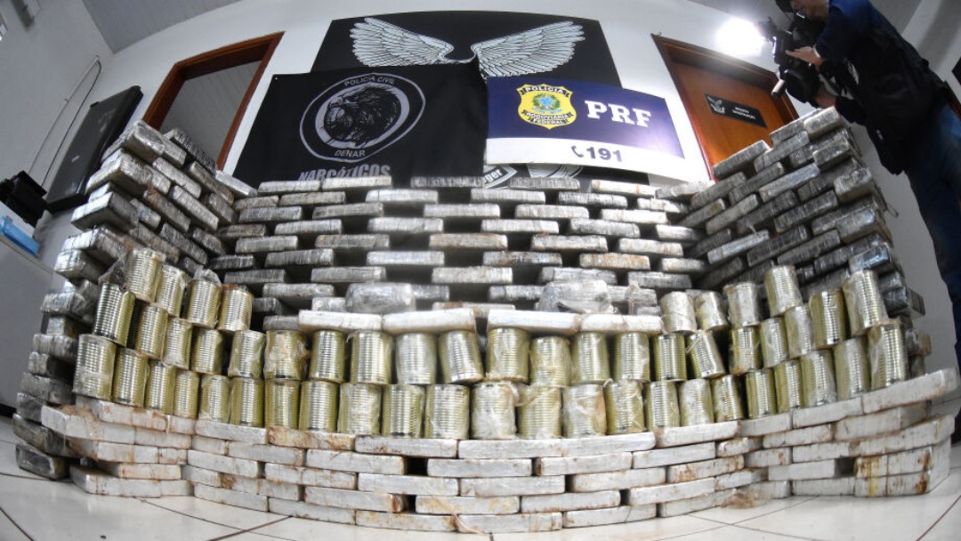 Denar e PRF apreendem carregamento de coca&iacute;na em carreta   