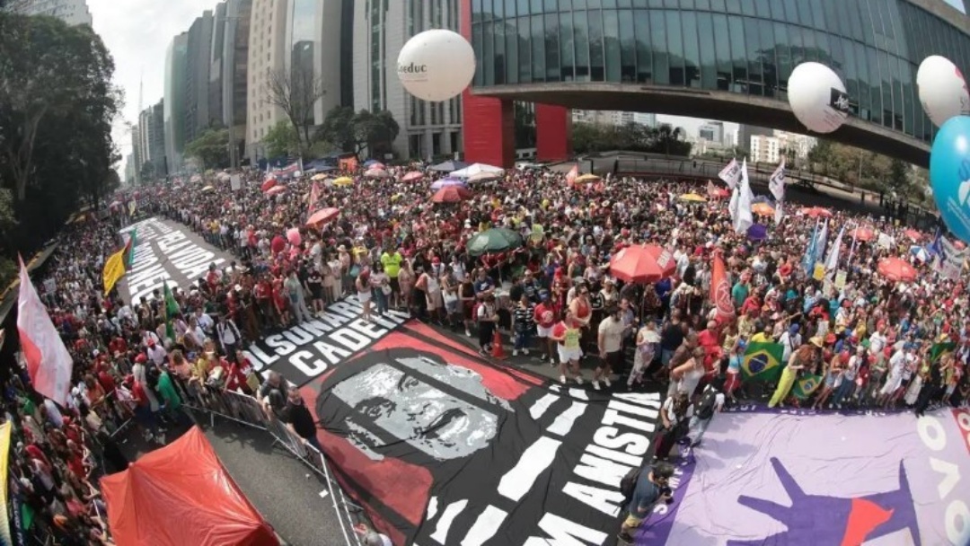 Em todo pa&iacute;s, milhares protestam contra anistia e PEC da Blindagem