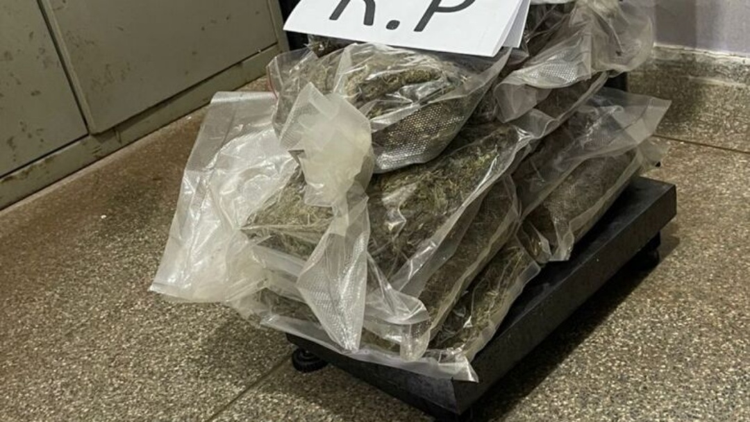 Jovem &eacute; preso com maconha e balan&ccedil;as de precis&atilde;o em condom&iacute;nio